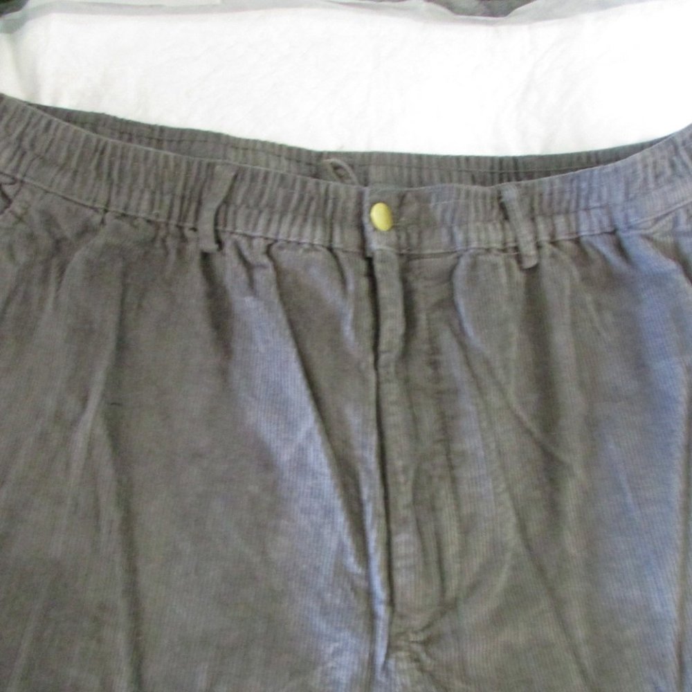 MEN'S FLANNEL LINED GREY CORDUROY PANTS.  SIZE 46S  NEW    (P11)